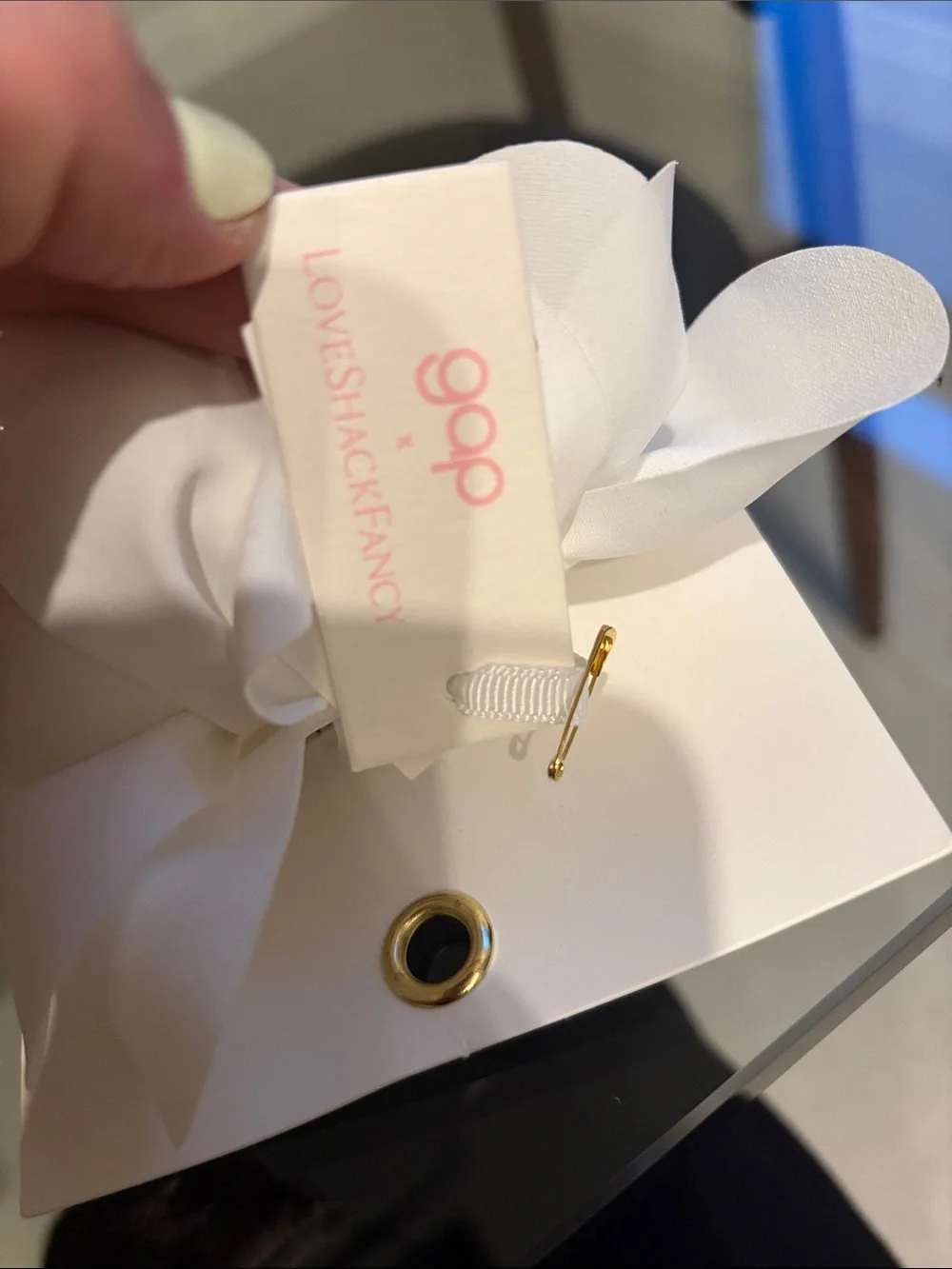 Gap x LoveShackFancy white flower pin - Picture 4 of 5